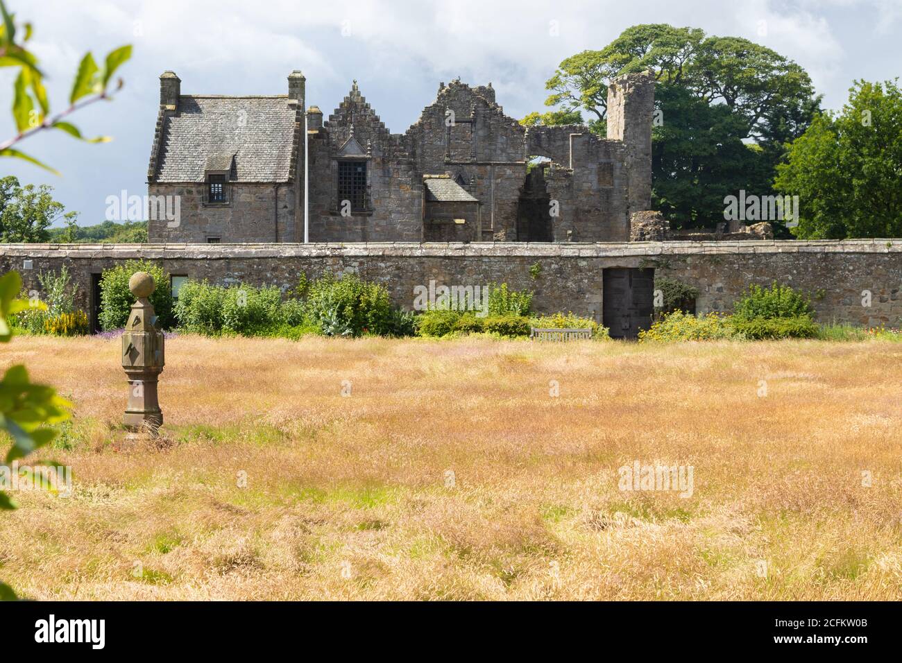 Il giardino murato e i resti del Castello di Aberdour in Aberdour Fife Scozia. Foto Stock