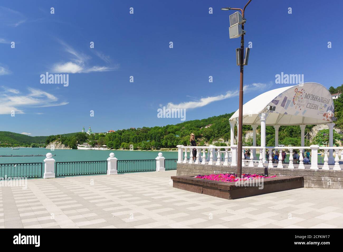 Russia, regione di Krasnodar, Novorossiysk, villaggio di Abrau-Durso - 12 giugno 2018: Giornata di sole sull'argine del pittoresco lago di montagna Abrau. T Foto Stock