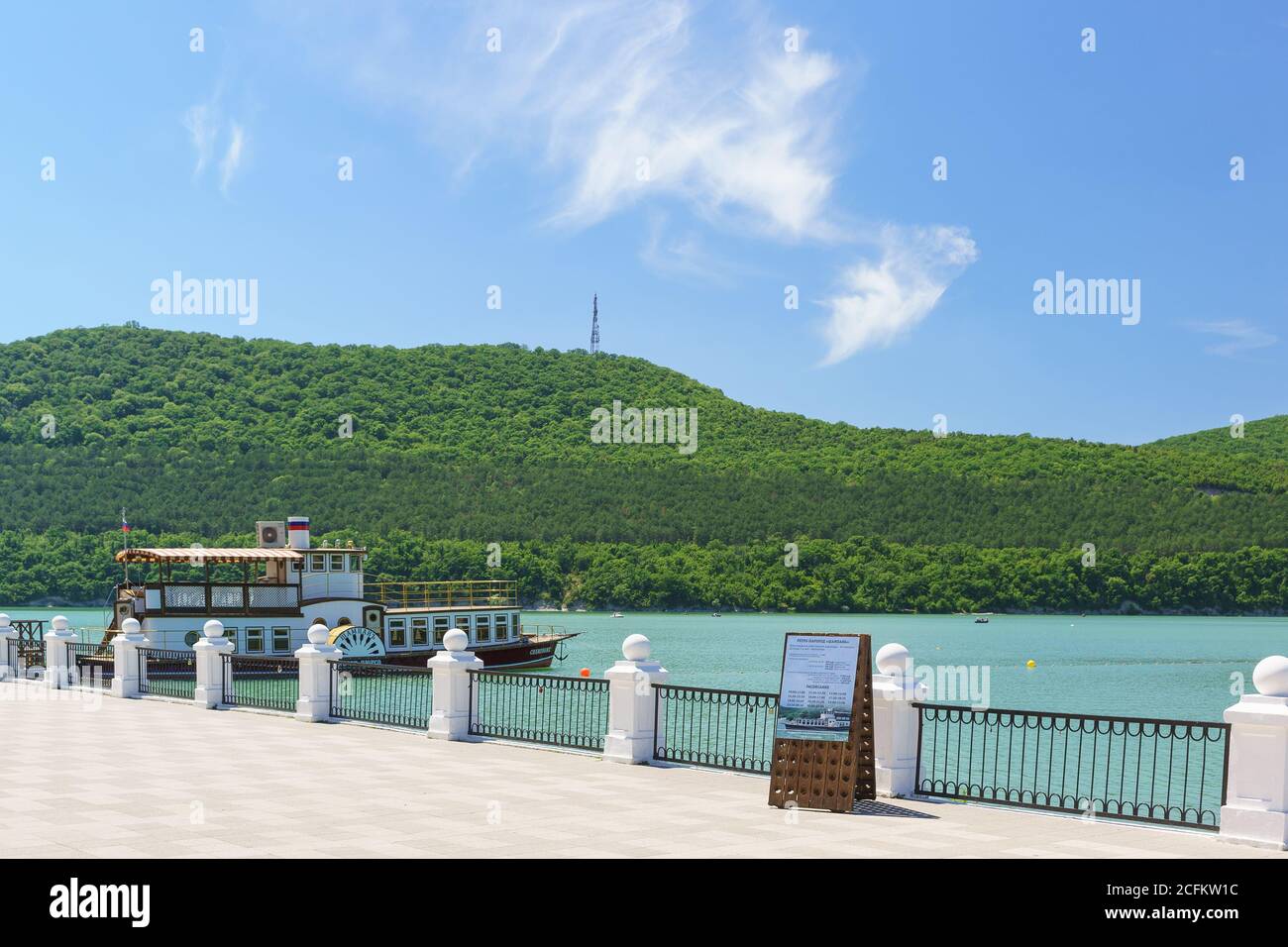 Russia, regione di Krasnodar, Novorossiysk, Abrau-Durso villaggio - 12 giugno 2018: champagne Pleasure boat sul molo del pittoresco lago di montagna Abra Foto Stock