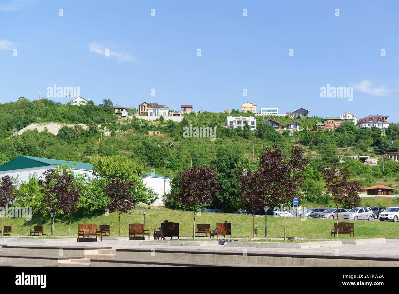 Russia, regione di Krasnodar, Novorossiysk, Abrau-Durso villaggio-12 giugno 2018: Piazza vicino a Piazza Alexander II. Giorno estivo soleggiato Foto Stock