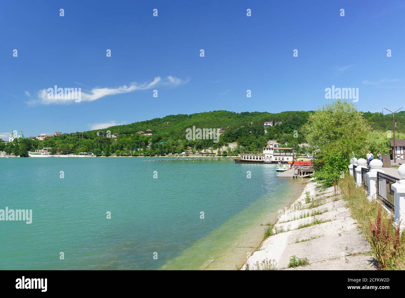 Russia, regione di Krasnodar, Novorossiysk, Abrau-Durso villaggio - 12 giugno 2018: Imbarcazioni da diporto al molo del pittoresco lago di montagna Abrau. Soleggiata Foto Stock