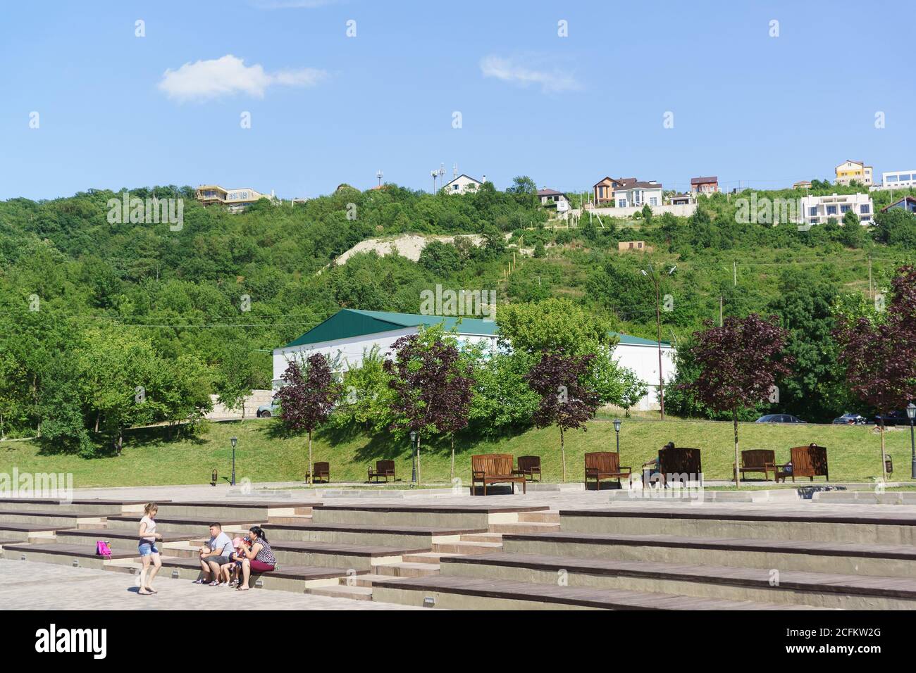 Russia, regione di Krasnodar, Novorossiysk, villaggio di Abrau-Dyurso-12 giugno 2018: Il Parco vicino alla piazza di Alessandro II e la casa sul clone di Foto Stock