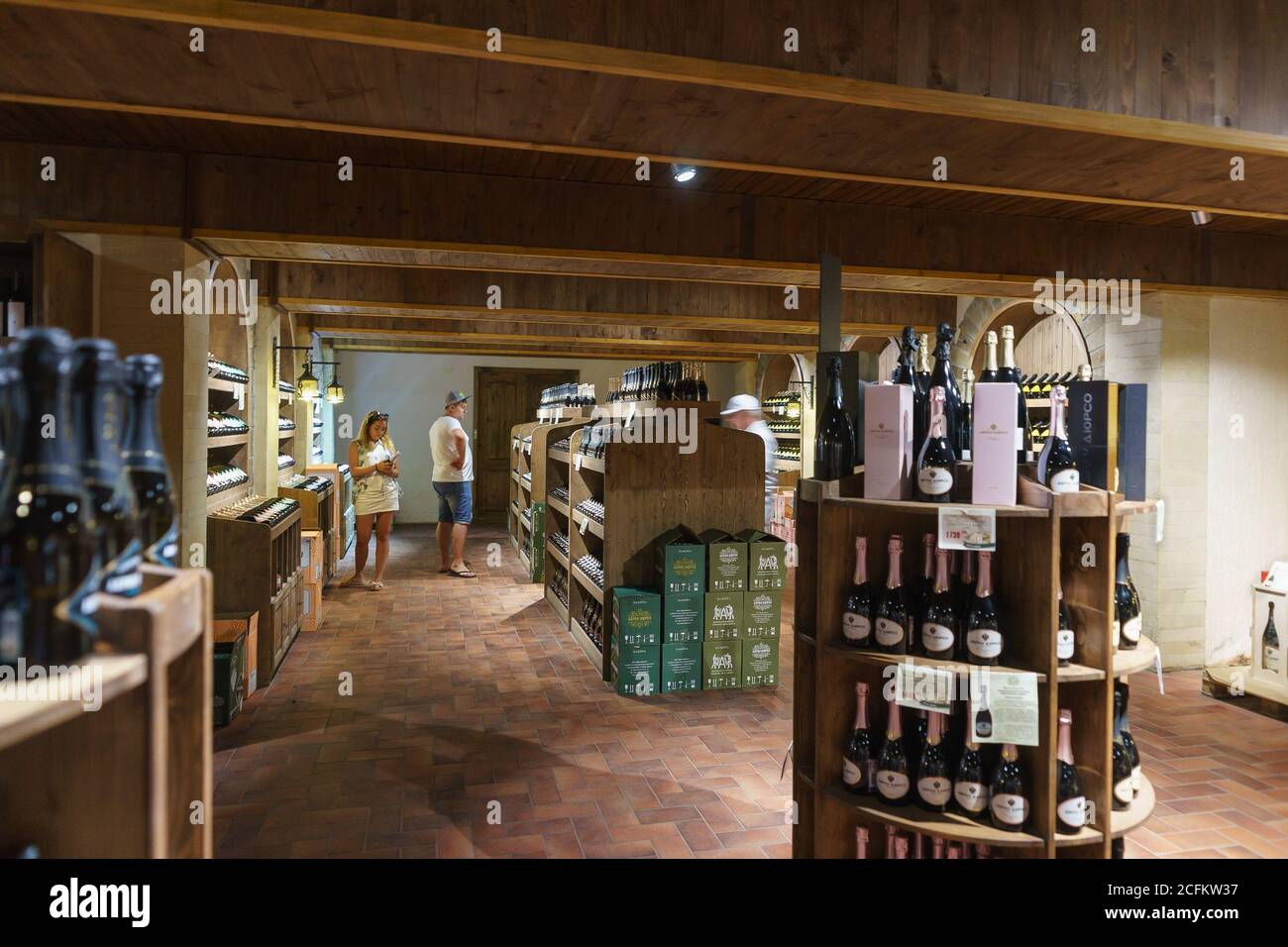 Russia, regione di Krasnodar, Novorossiysk, villaggio di Abrau-Durso - 12 giugno 2018: Turisti nel negozio della grotta dello stabilimento di spumanti AB Foto Stock