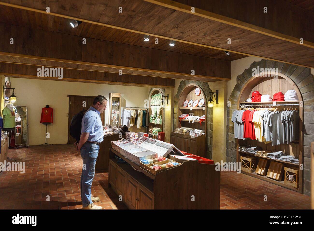 Russia, regione di Krasnodar, Novorossiysk, Abrau-Durso villaggio - 12 giugno 2018: Turisti in azienda negozio della fabbrica di spumanti Grotto AB Foto Stock