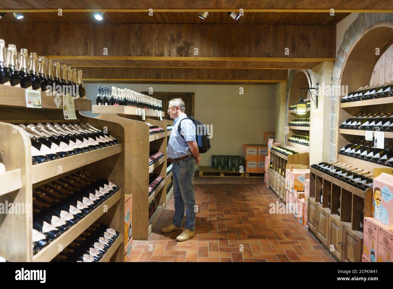 Russia, regione di Krasnodar, Novorossiysk, Abrau-Durso villaggio - 12 giugno 2018: Turistica in azienda negozio Grotte della fabbrica di vini spumanti abr Foto Stock