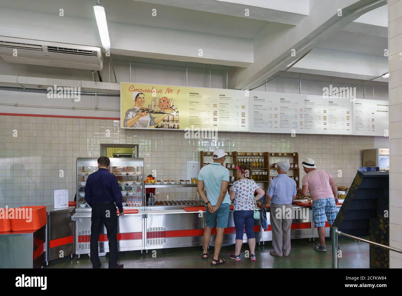 Russia, regione di Krasnodar, Novorossiysk, Abrau-Durso - 12 giugno 2018: I vacanzieri scelgono i piatti in una sala da pranzo sovietica stilizzata. Iscrizione in russo Foto Stock