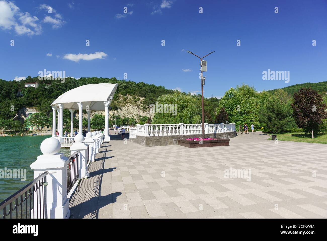 Russia, regione di Krasnodar, Novorossiysk, Abrau-Durso villaggio-12 giugno 2018: Banchina con una tappa estiva sulla riva del pittoresco lago Abrau nel Foto Stock