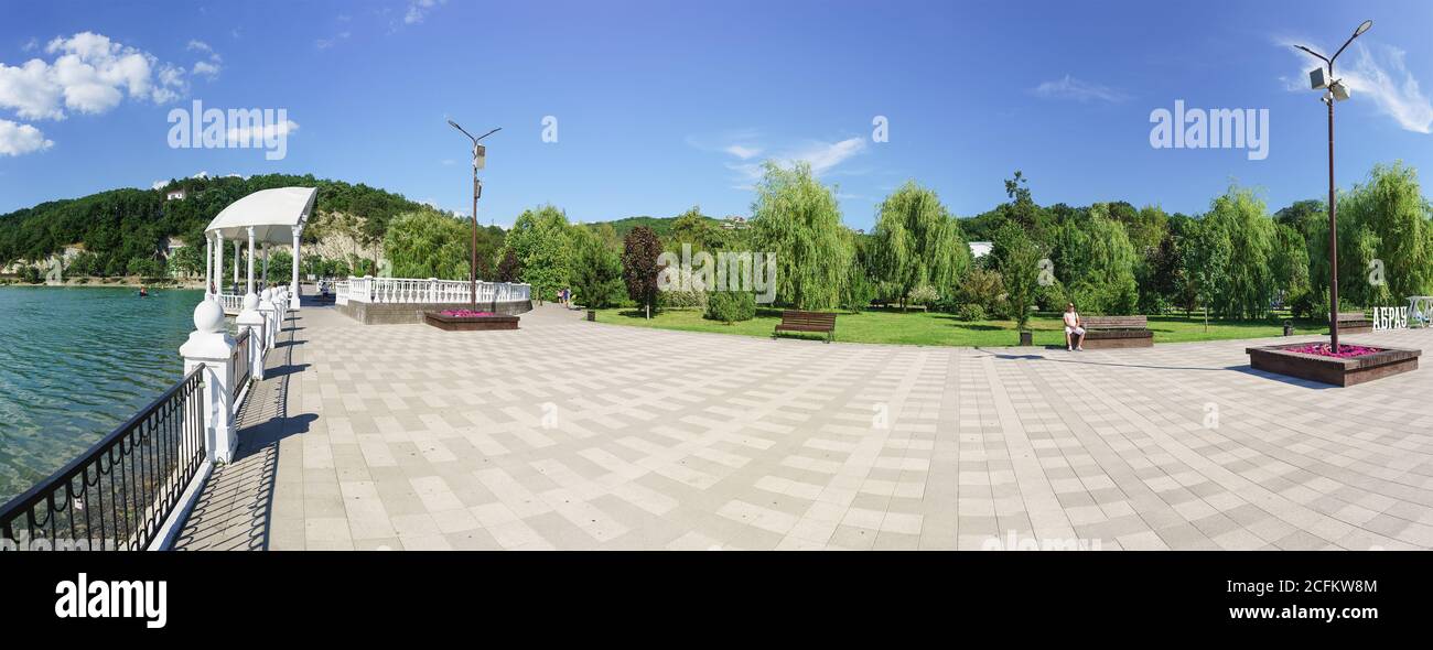 Russia, regione di Krasnodar, Novorossiysk, Abrau-Durso villaggio-12 giugno 2018: Vista panoramica dell'argine con una tappa estiva sulla riva del pi Foto Stock