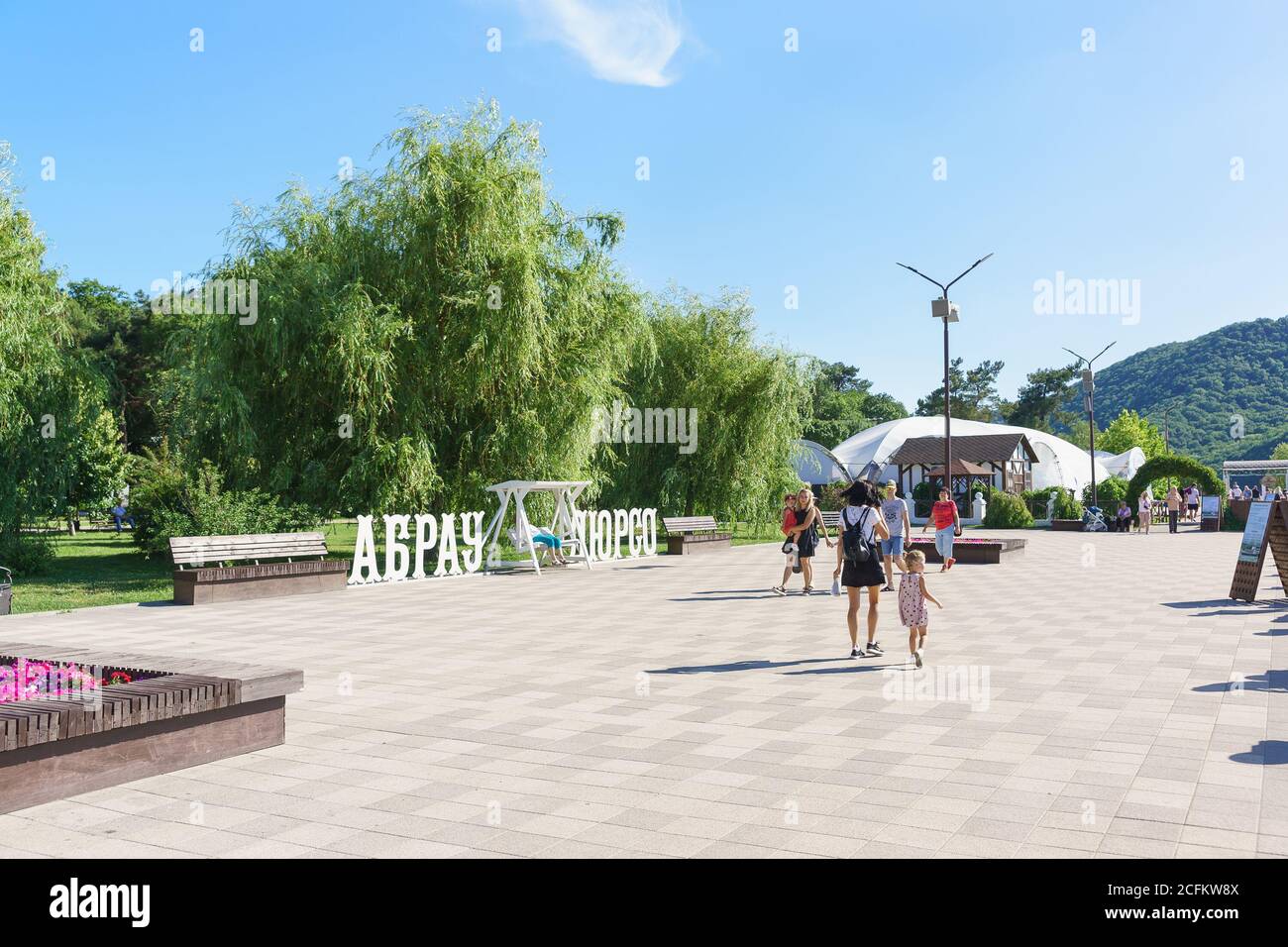 Russia, regione di Krasnodar, Novorossiysk, Abrau-Durso villaggio-12 giugno 2018: Iscrizione in russo Abrau Durso sull'argine del pittoresco lak Foto Stock