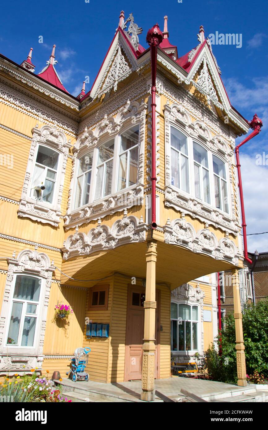 Stile russo in architettura. Casa con firebirds, Casa di legno, Tomsk, Russia. Splendidi elementi intagliati dell'architettura Russa del Nord Foto Stock