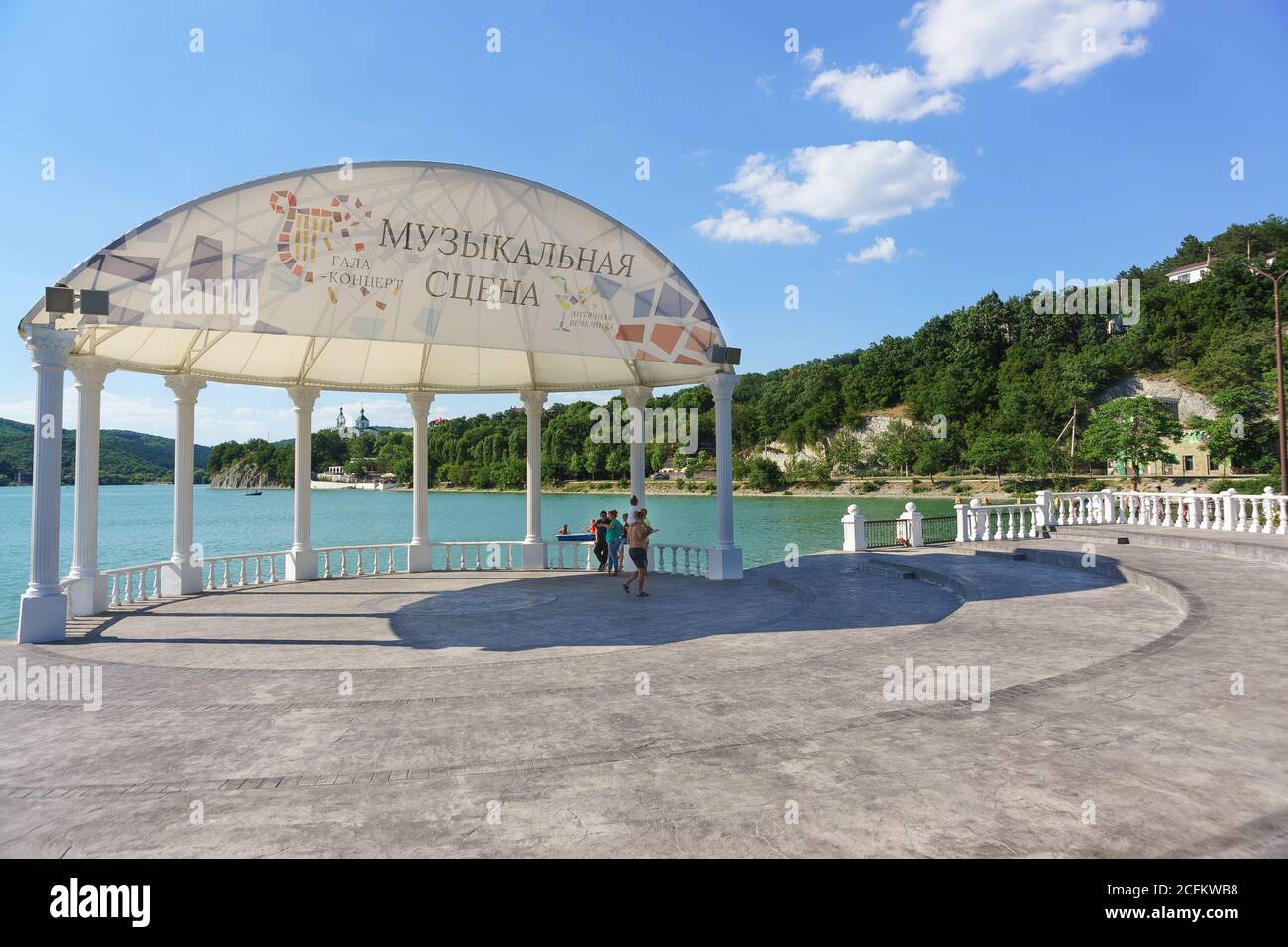 Russia, regione di Krasnodar, Novorossiysk, Abrau-Durso villaggio-12 giugno 2018: lago Abrau Embankment. L'iscrizione nella scena musicale russa, concerto di gala Foto Stock