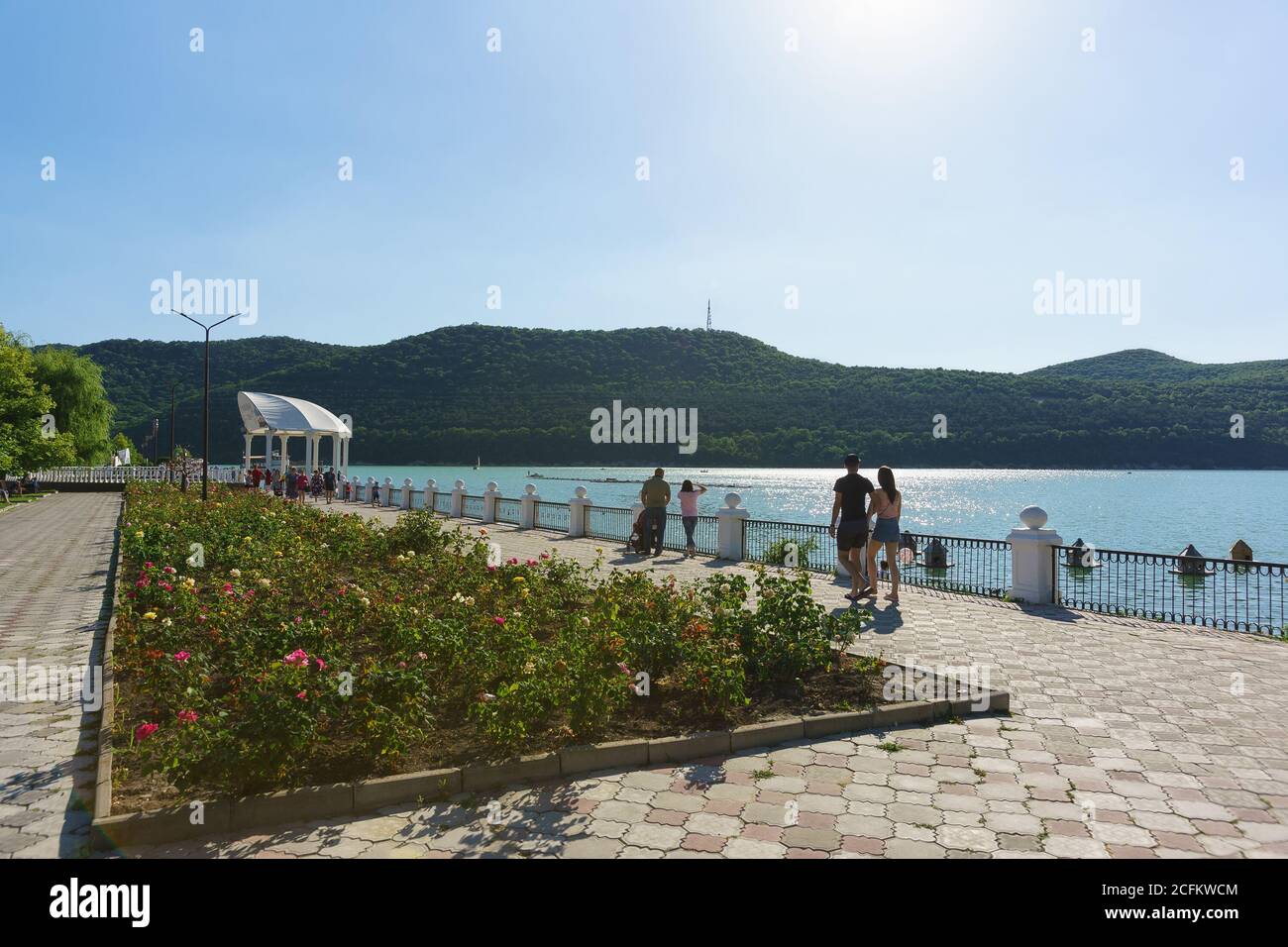 Russia, regione di Krasnodar, Novorossiysk, Abrau-Durso villaggio-12 giugno 2018: Roses sulla passeggiata Sunny del pittoresco lago di montagna Abrau nel Foto Stock