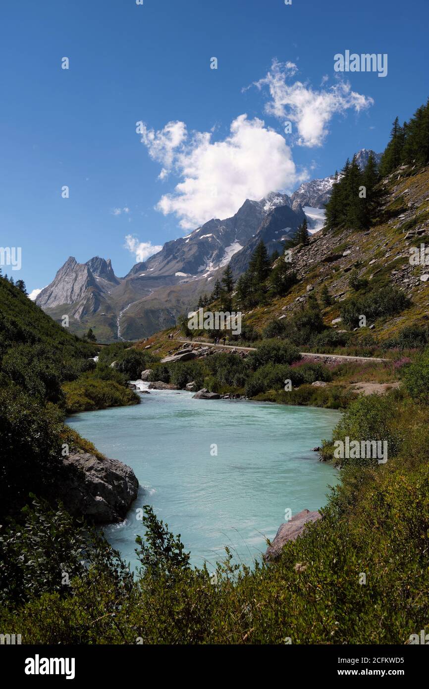 Vista panoramica delle Alpi Italiane dal massiccio del Monte Bianco con la Val Veny e il Lago di Combal in estate, Courmayeur, Aosta, Italia Foto Stock