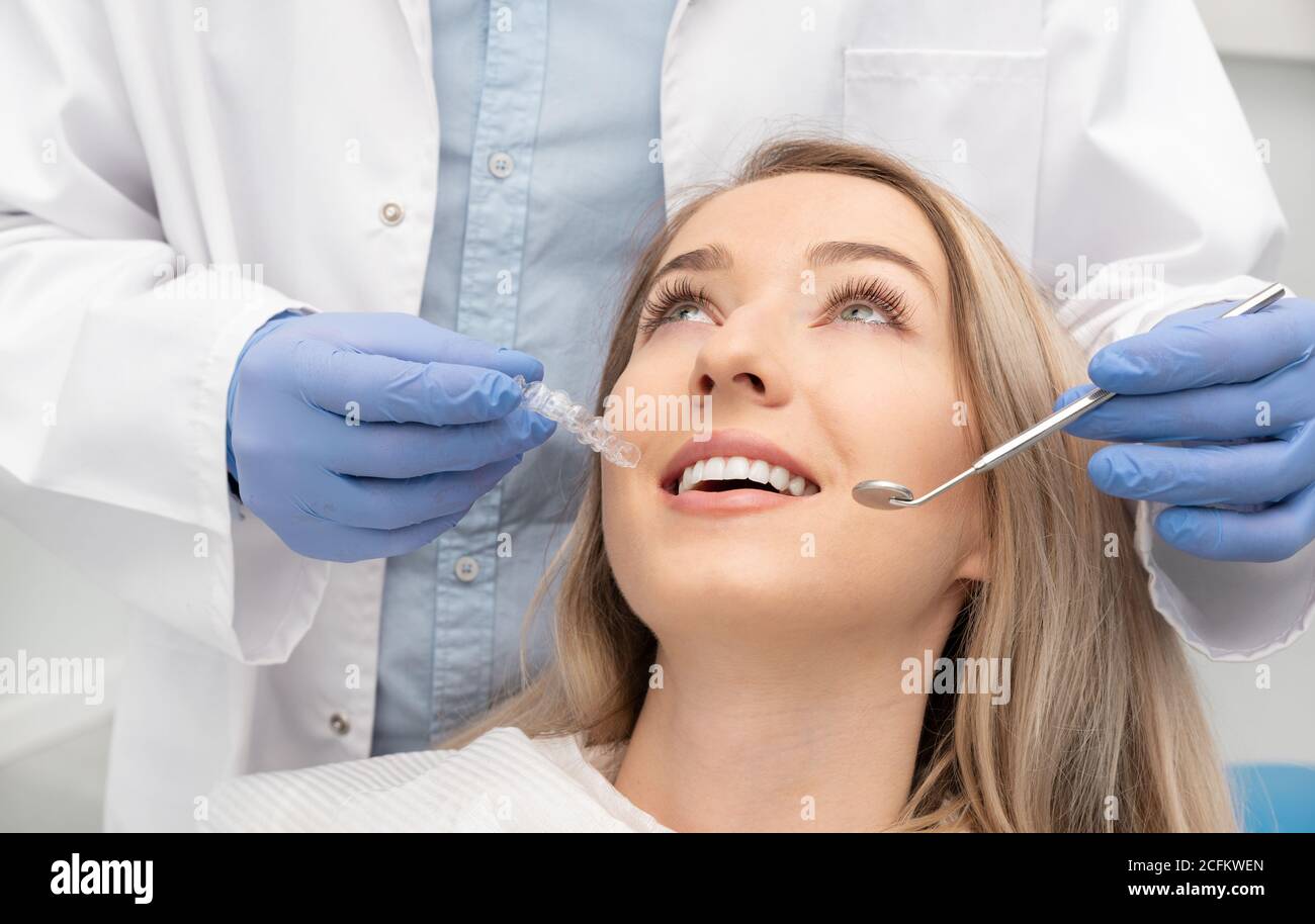 Donna che ha denti esaminati presso dentisti. Sbiancamento dei denti, concetto di cura dentale Foto Stock