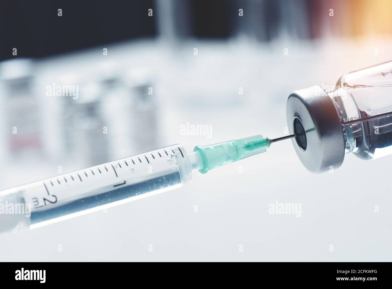 Flacone e siringa di vaccino. Concetto di vaccino contro l'influenza, il virus della corona Foto Stock