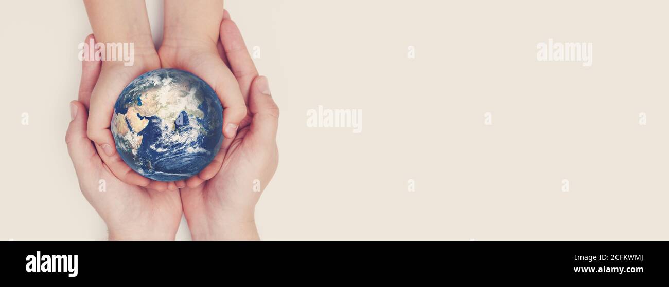 Terra in mani di famiglia. Concetto di giornata mondiale dell'ambiente. Elementi di questa immagine fornita dalla NASA Foto Stock