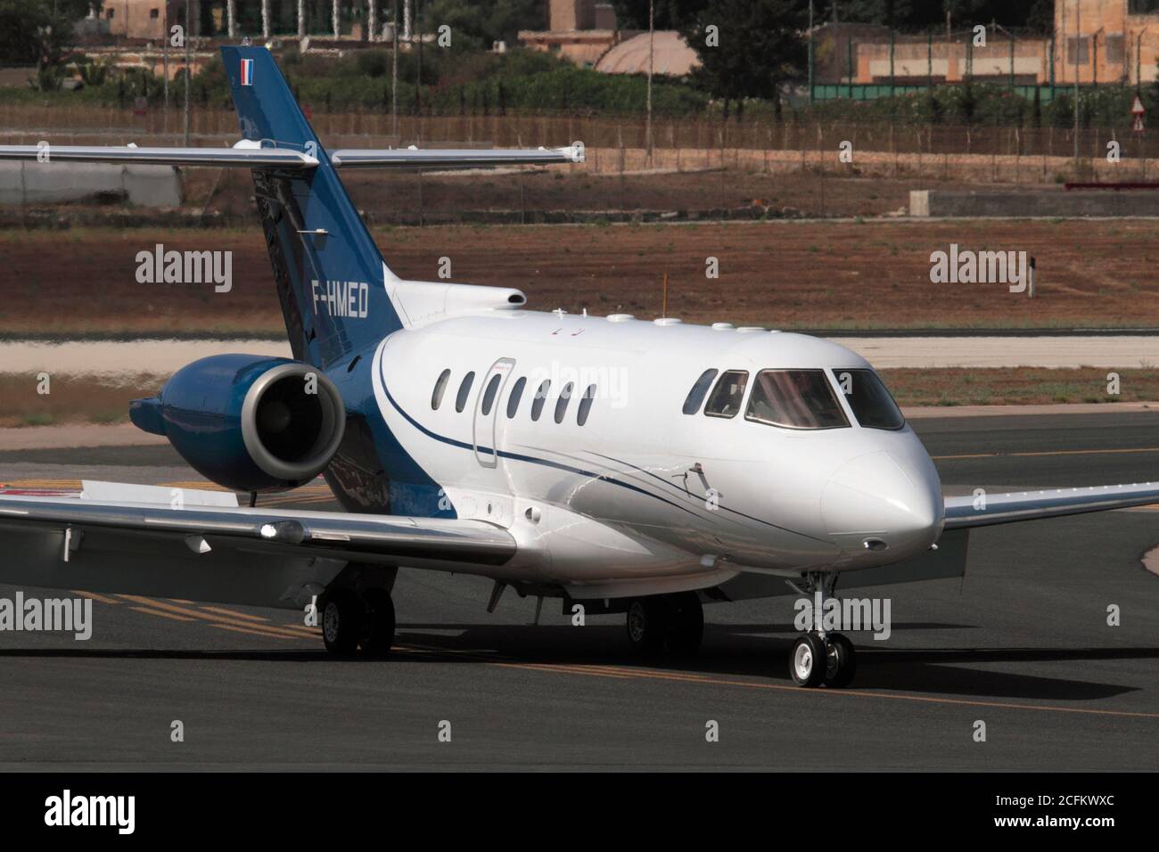 British Aerospace 125-1000 (Raytheon Hawker 1000) un jet di affari all'arrivo a Malta. Vista in primo piano dalla parte anteriore. Viaggio aereo VIP. Foto Stock