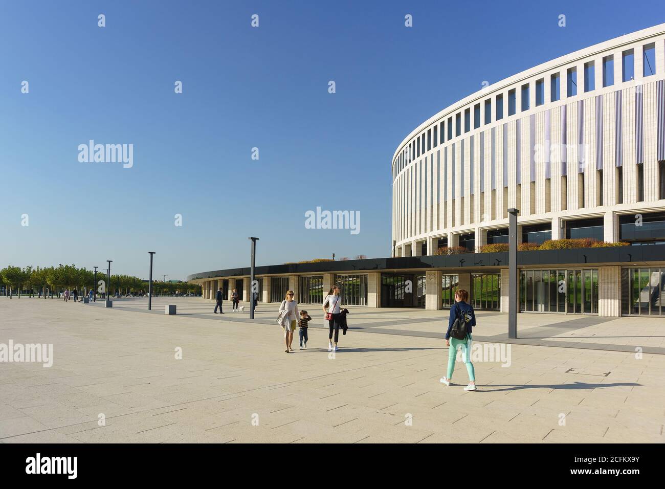 Krasnodar, Russia-19 ottobre 2018: La gente passa davanti al moderno stadio capiente del Krasnodar. Una grande area di fronte all'edificio e' stata progettata Foto Stock