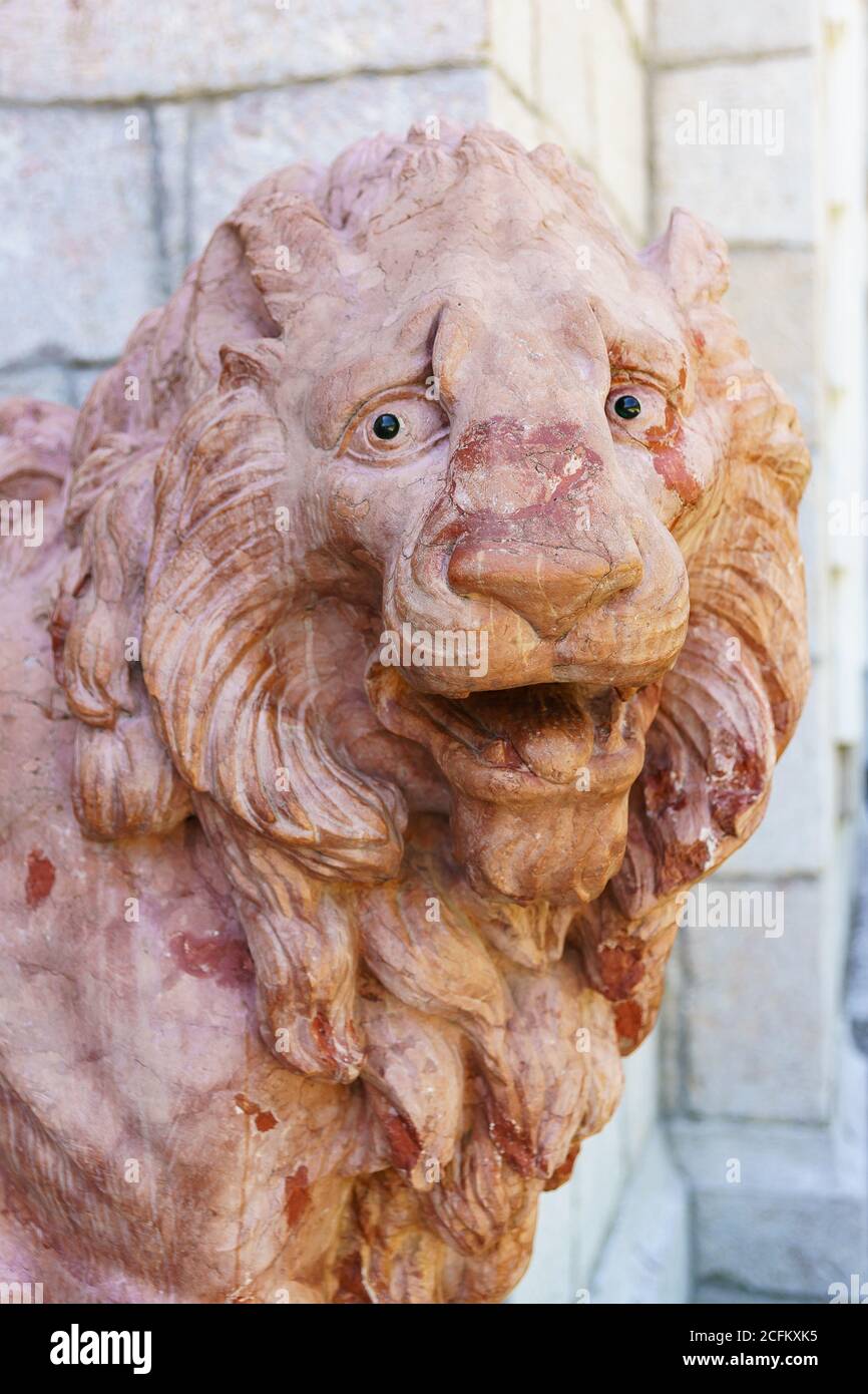 Koreiz, Yalta, Crimea, Russia-13 settembre 2018: Scultore di leoni di terracotta A. Moriji vicino all'ingresso del Palazzo Yusupova da vicino. Agli occhi di Foto Stock