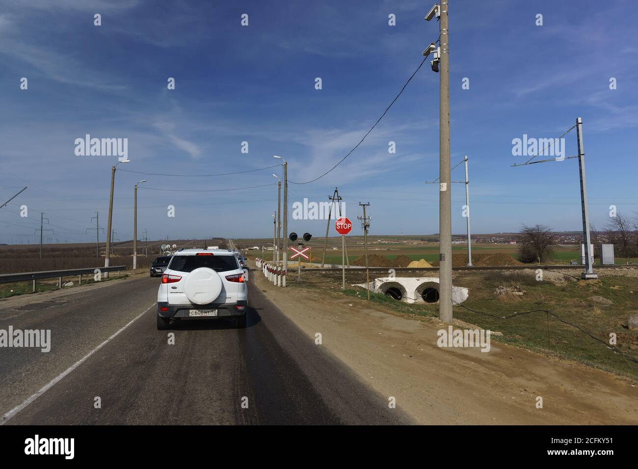 Starotitarovskaya stanitsa, regione di Krasnodar, Russia - 08 marzo 2019: Segnale di stop in un passaggio ferroviario non regolamentato Foto Stock