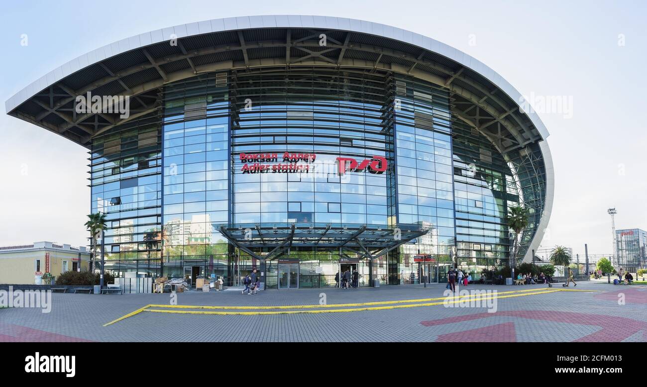 Adler, Sochi, Russia - 05 maggio 2019: L'area vicino all'entrata nord del nuovo edificio moderno di vetro e cemento 'Adler Station' Foto Stock