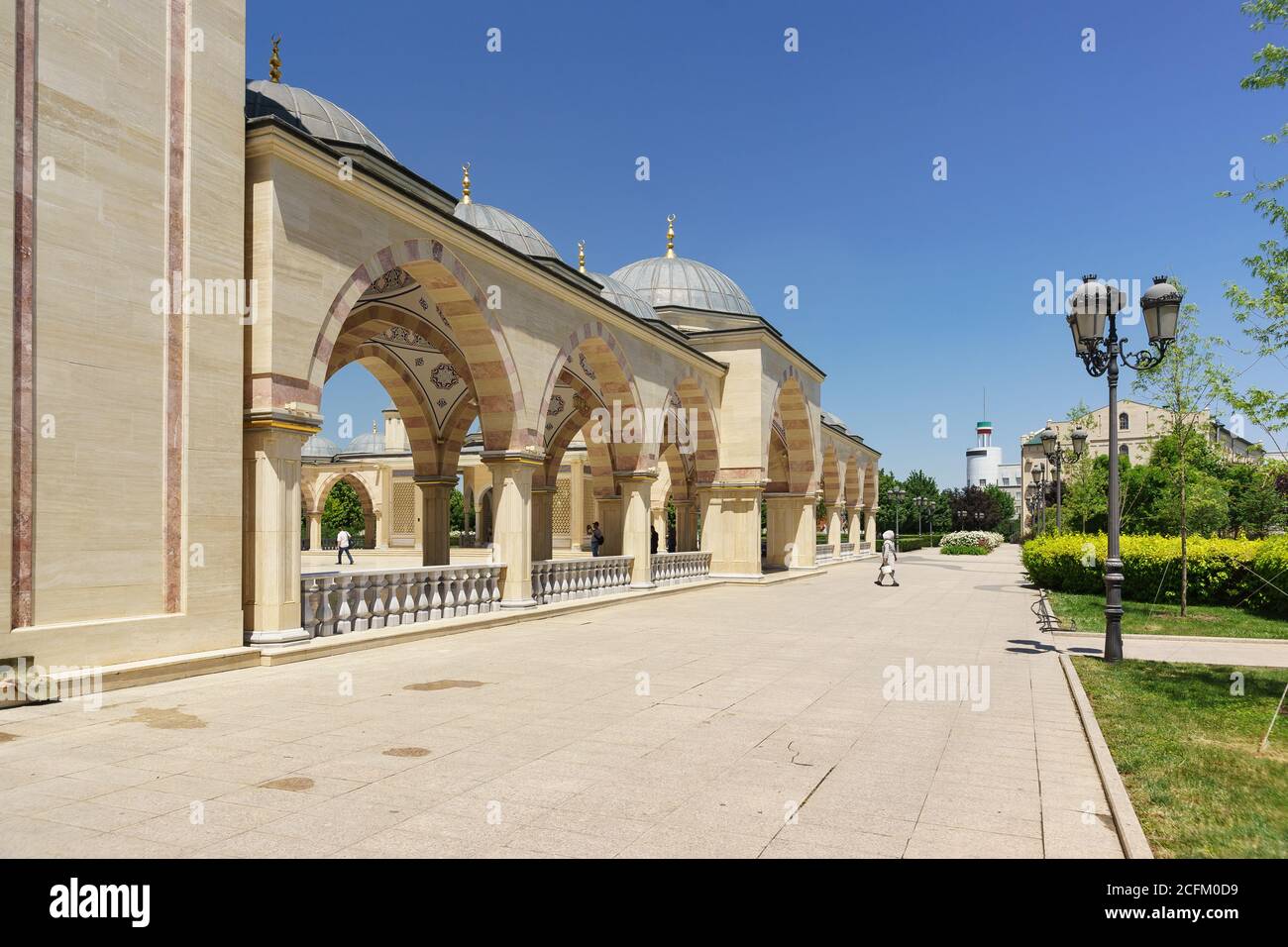 Grozny, Repubblica cecena, Russia - 02 giugno 2019: Galleria estiva della nuova bella moschea il cuore della Cecenia prende il nome da Akhmat Kadyrov nel c. Foto Stock