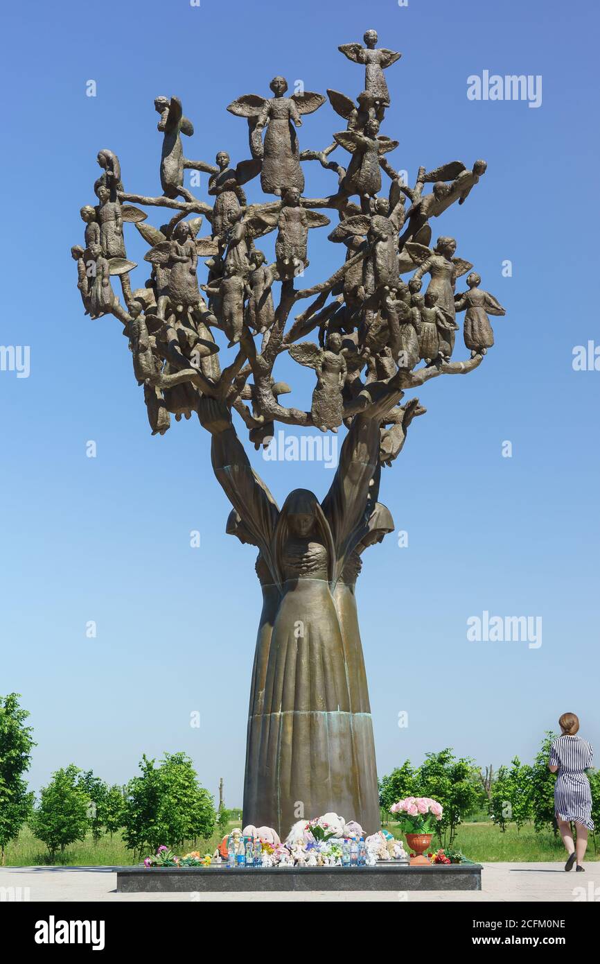 Beslan, Ossezia del Nord, Russia - 02.2019 giugno: Albero del dolore - monumento alle vittime dell'atto terroristico che ha avuto luogo il 1 settembre 2004 in BE Foto Stock