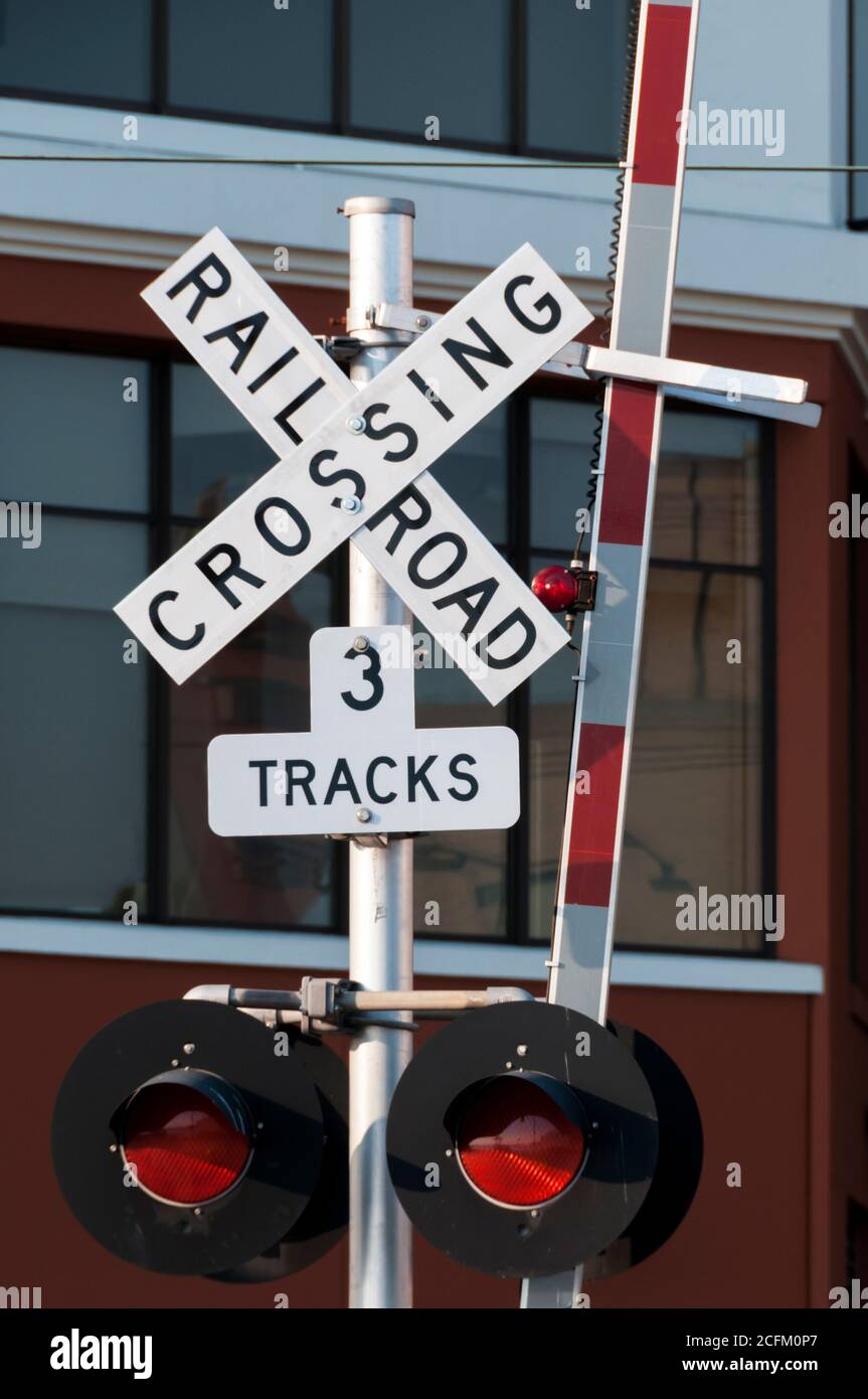 Segnale di attraversamento ferroviario, barriera e luci rosse a Seattle, USA. Foto Stock