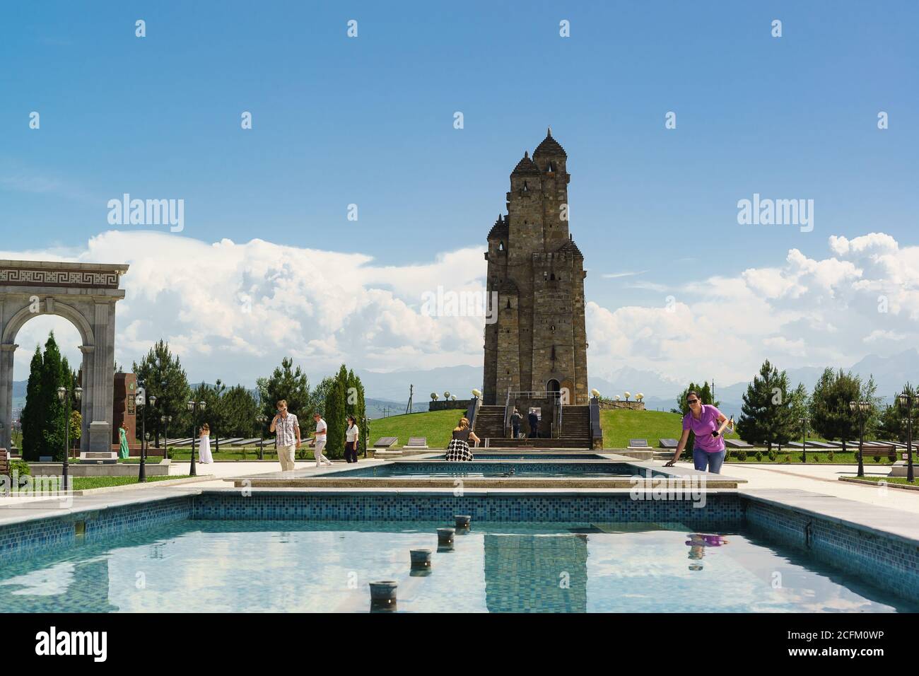 Nazran, Inguscezia, Russia - 02 giugno 2019: Memoriale delle nove Torri - un edificio sotto forma di 9 torri Inguscezia dedicate alle vittime della repressione An Foto Stock