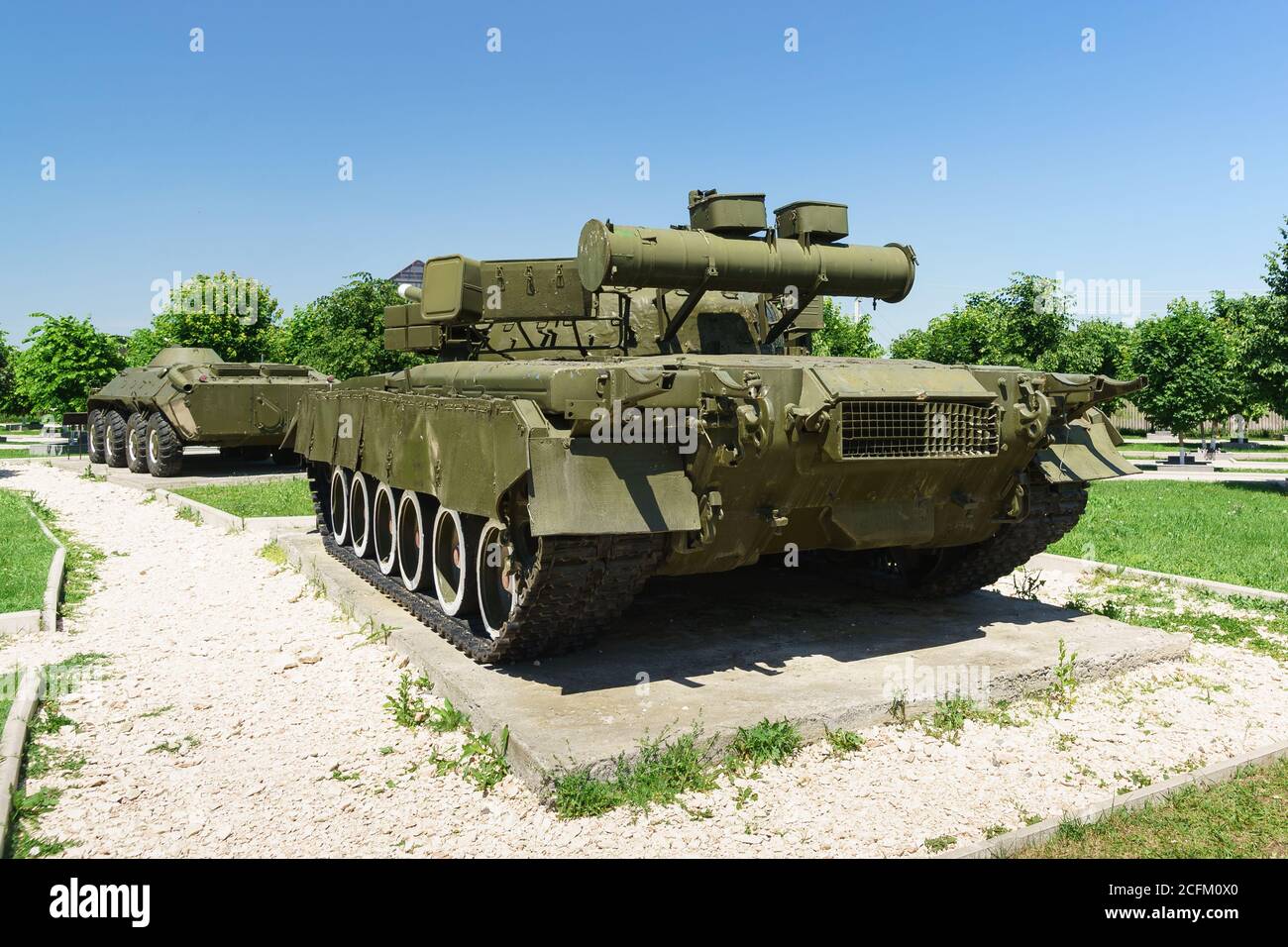 Memoriale della memoria e della gloria, Nazran, Inguscezia, Russia - 02 giugno 2019: T-80 - veicolo da combattimento, il carro armato principale prodotto in URSS e il Fe russo Foto Stock