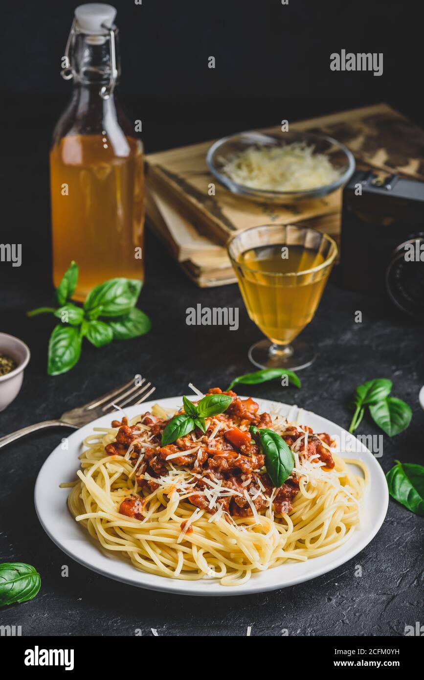 Spaghetti con ragù alla bolognese, parmigiano e basilico Foto Stock