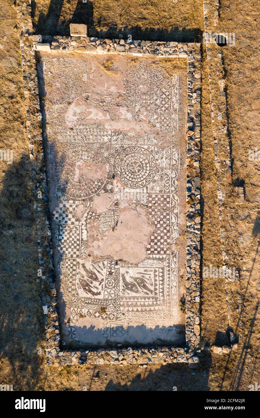 Resti di un antico pavimento a mosaico bizantino (4-5 ° secolo) e basillica da una chiesa cristiana di Olous, Creta, Grecia Foto Stock