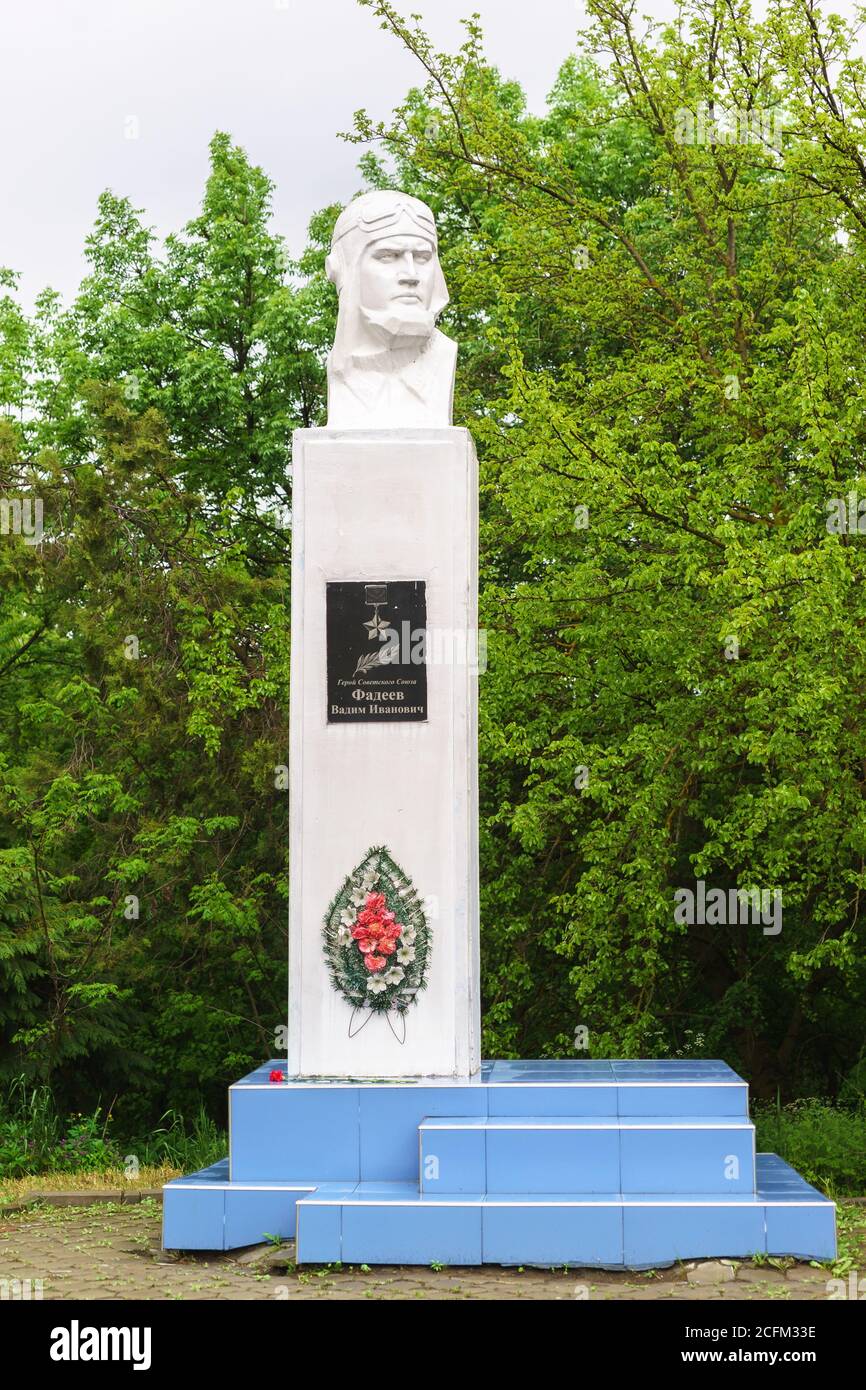 Fadeevo, regione di Krasnodar, Russia-06 maggio 2019: Monumento all'eroe del pilota di combattimento dell'Unione Sovietica Vadim Ivanovich Fadeev. Capitano di guardia, squadrone Foto Stock