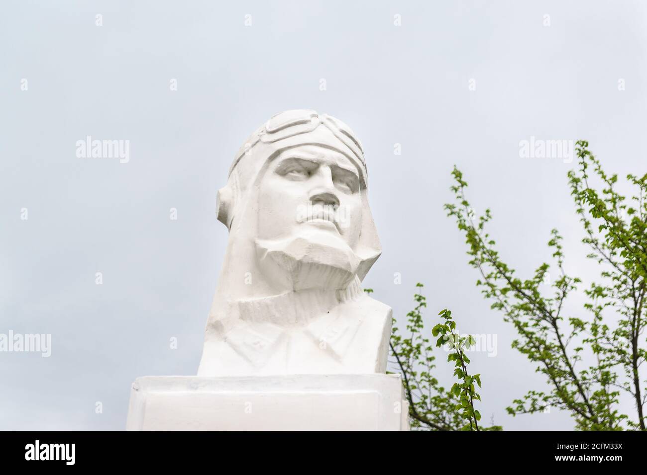 Fadeevo, regione di Krasnodar, Russia-06 maggio 2019: Busto di Hero del pilota combattente dell'Unione Sovietica Vadim Ivanovich Fadeeva contro un cielo nuvoloso. Cappuccio di protezione Foto Stock