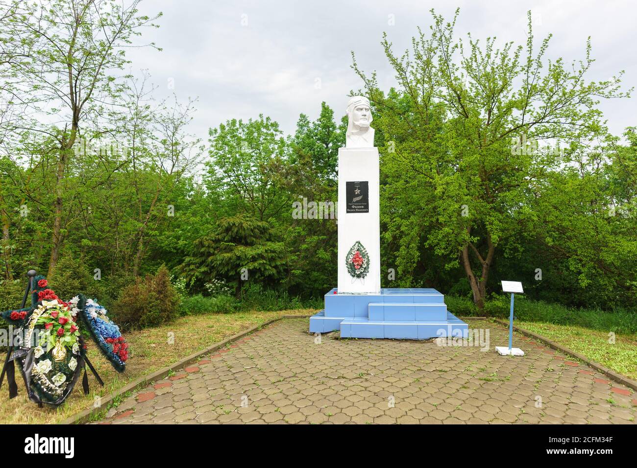 Fadeevo, regione di Krasnodar, Russia-06 maggio 2019: Monumento all'eroe dell'Unione Sovietica pilota di caccia Vadim Ivanovich Fadeev dalla strada nella villa Foto Stock