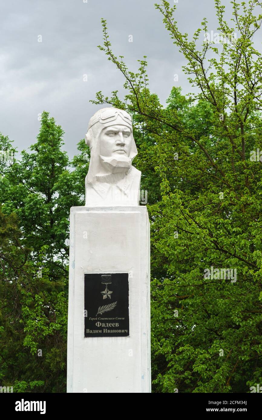 Fadeevo, regione di Krasnodar, Russia-06 maggio 2019: Monumento all'eroe del pilota di combattimento dell'Unione Sovietica Vadim Ivanovich Fadeev in una giornata nuvolosa. Gli INS Foto Stock