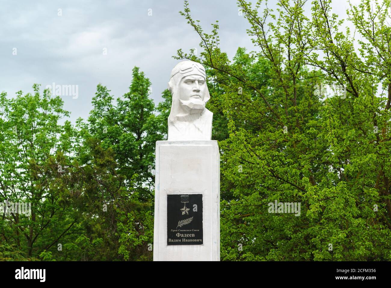 Fadeevo, regione di Krasnodar, Russia-06 maggio 2019: Monumento all'eroe del pilota di combattimento dell'Unione Sovietica Vadim Ivanovich Fadeev in una giornata nuvolosa di primavera. Foto Stock