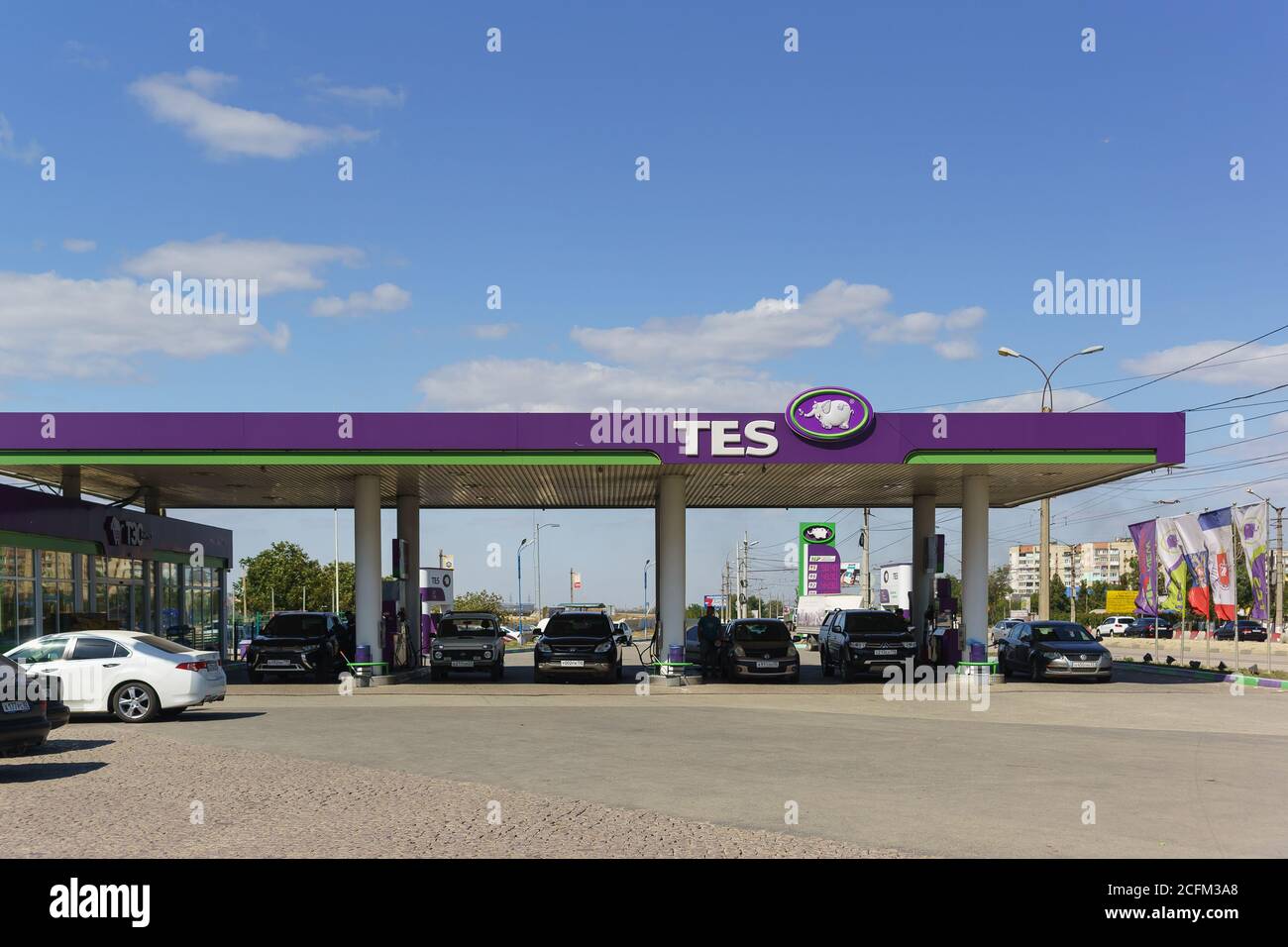 Simferopol, Crimea, Russia - 13 settembre 2019: Stazione di gas a marchio TES sull'autostrada Simferopol-Evpatoria. Giorno estivo soleggiato Foto Stock