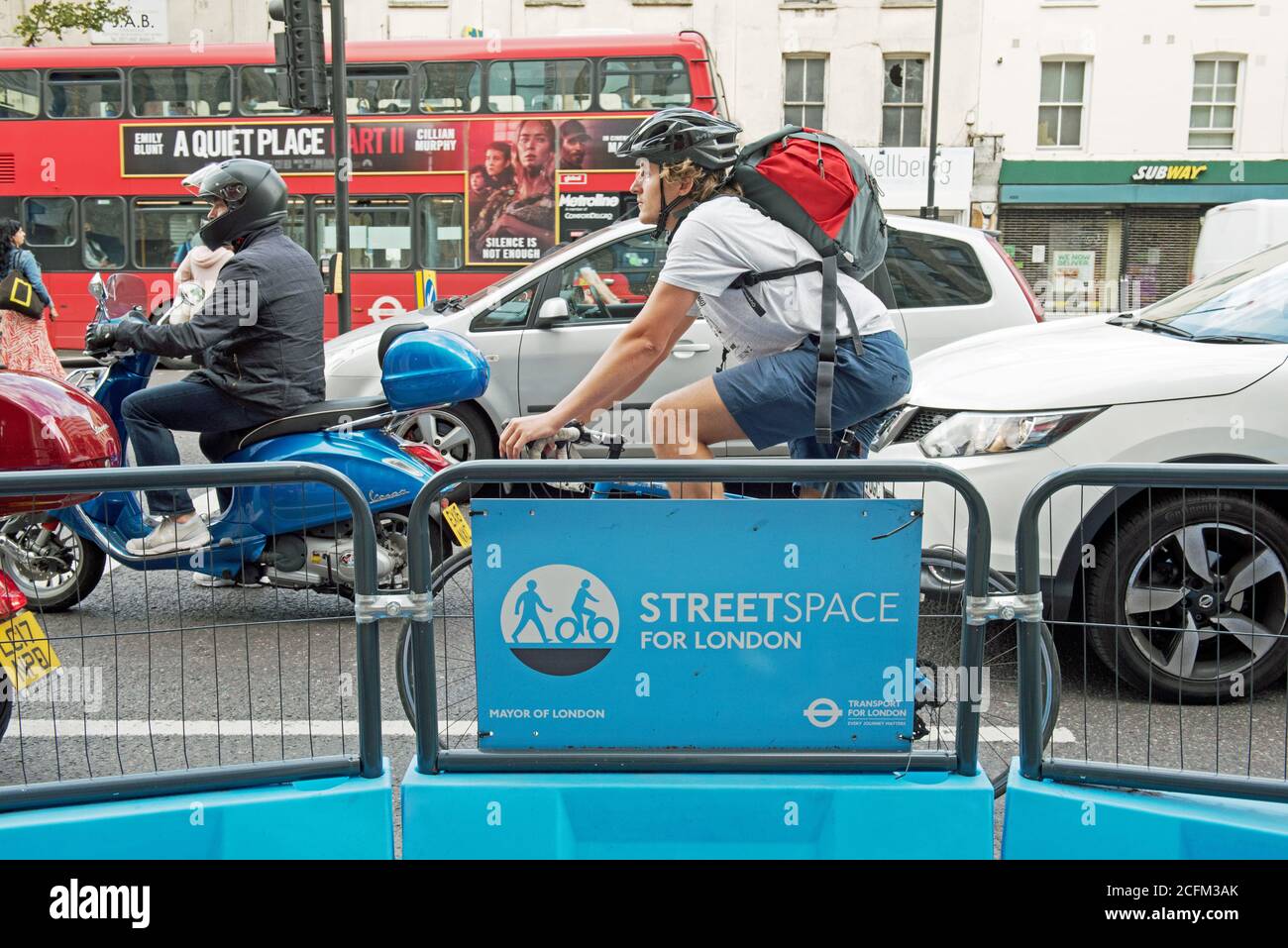 Street Space o StreetSpace per Londra segno con ciclista dietro, spazio extra per i pedoni a distanza sociale a causa di Coronavirus Corvid 19 Holloway Foto Stock
