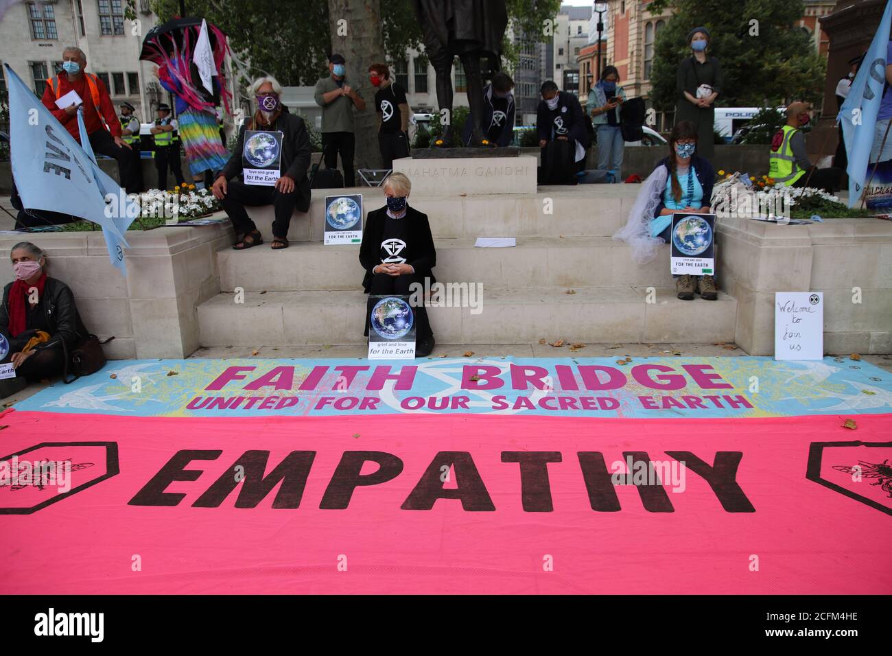 Londra, Regno Unito. 06 settembre 2020. Estinzione i manifestanti della ribellione marciano da Piazza del Parlamento a Tate Modern per evidenziare i pericoli per la vita marina derivanti dal riscaldamento globale e dal cambiamento climatico, il 6 settembre 2020. I membri di Christian XR chiedono empatia per Parliament Square Credit: Denise Laura Baker/Alamy Live News Foto Stock