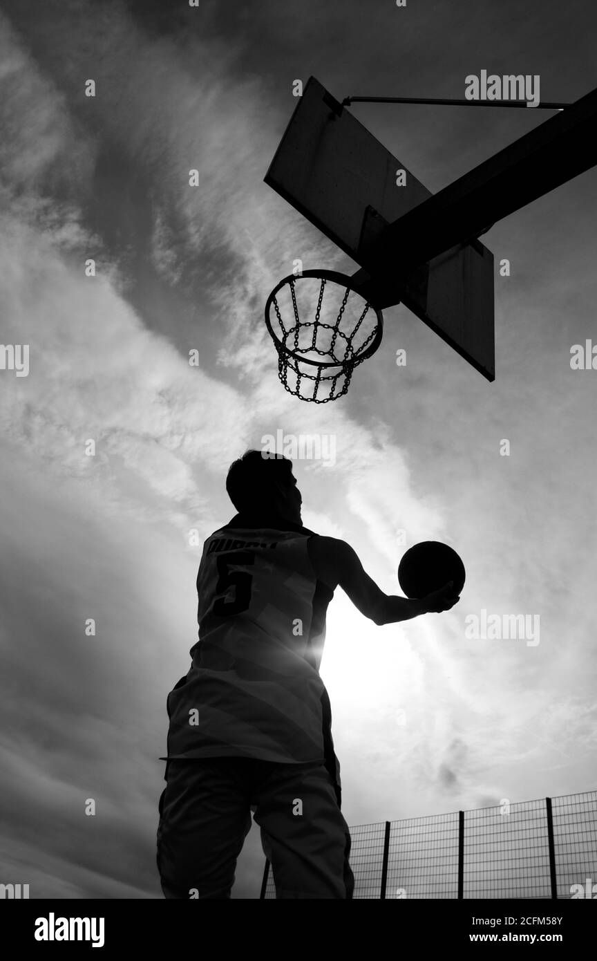 Silhouette di un giocatore da basket con gancio e palla Un Tribunale in Germania Foto Stock