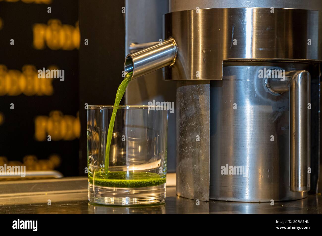 La pressa ad olio produce olio di pistacchio alla EDEKA Zurheide Food Exibition di Dusseldorf, Germania Foto Stock