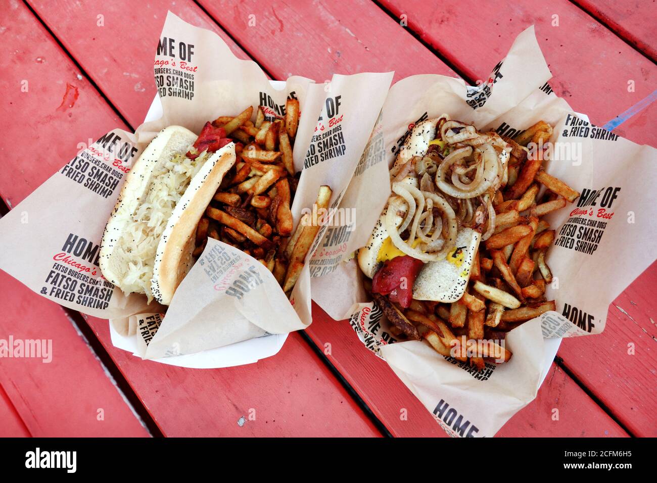 Famosi Hot Dogs Polacchi con French Fries e anelli di cipolla, Chicago, USA Foto Stock