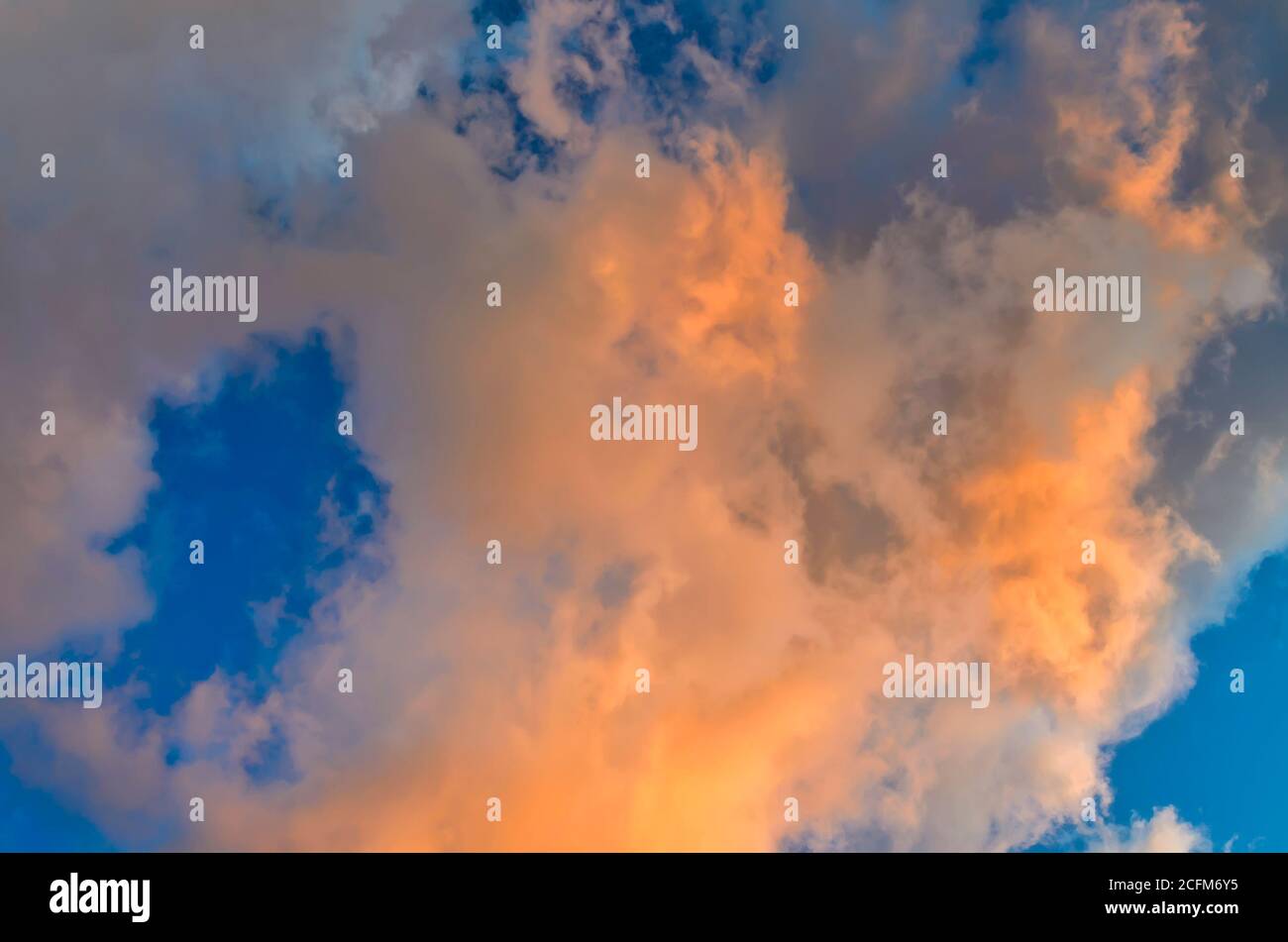 Cielo blu con colori arancio al tramonto Foto Stock