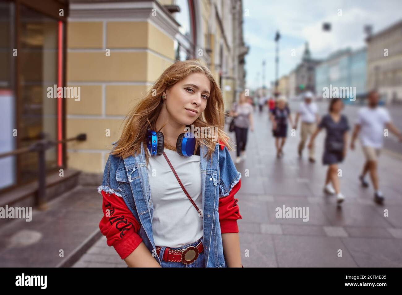 Ritratto di una giovane donna russa sullo sfondo di una strada affollata nel centro della città, San Pietroburgo, Russia. Foto Stock