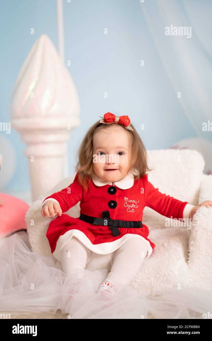 Una bambina in un vestito rosso partito è venuto a Babbo Natale per fare un  desiderio Foto stock - Alamy