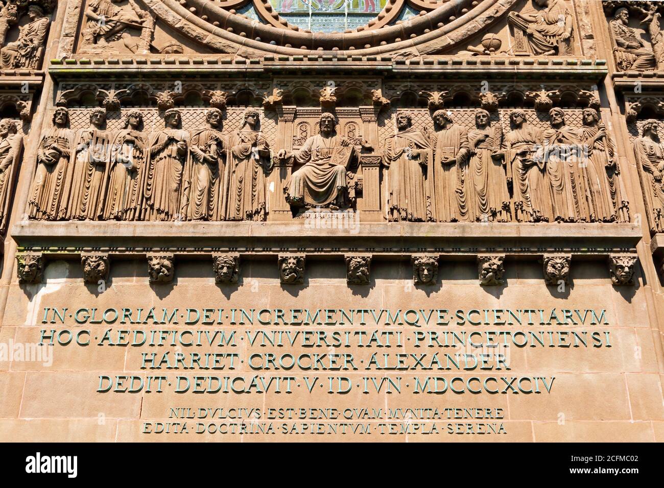 Sculture che adornano l'esterno della sala Alexander, che ospita l'auditorium Richardson. Una sala di spettacolo. Princeton University, Princeton, New Jersey, Stati Uniti Foto Stock