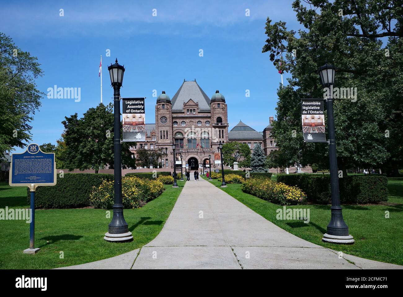 Toronto, Canada - 6 settembre 2020: Vista dell'Ontario Provincial Parliament Building nel Queen's Park, con una targa che descrive la sua storia. Foto Stock