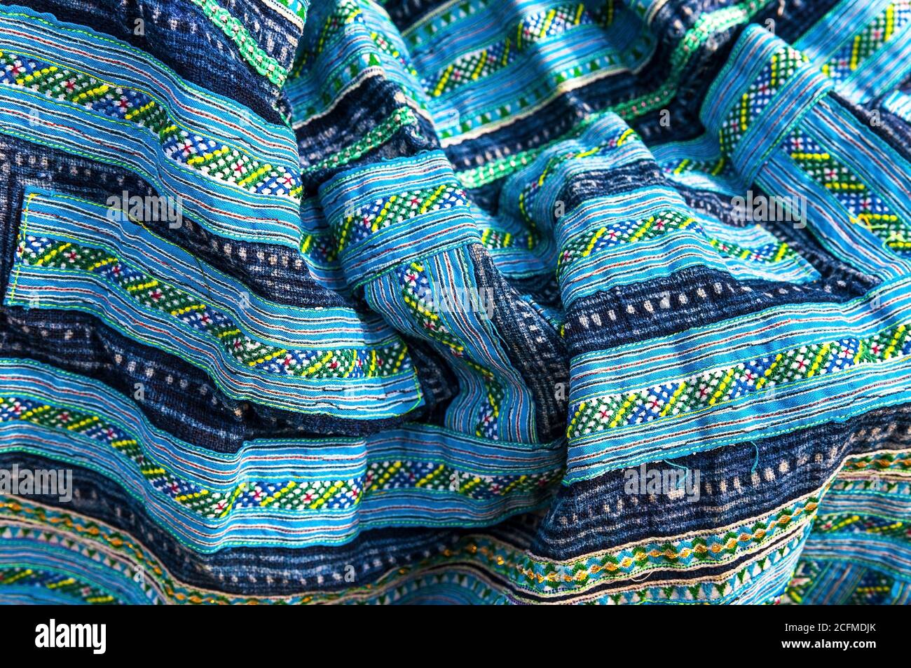 L'abbigliamento tradizionale di Capodanno per la minoranza etnica del nero Hmong nel Vietnam del Nord vicino Hanoi. Foto Stock