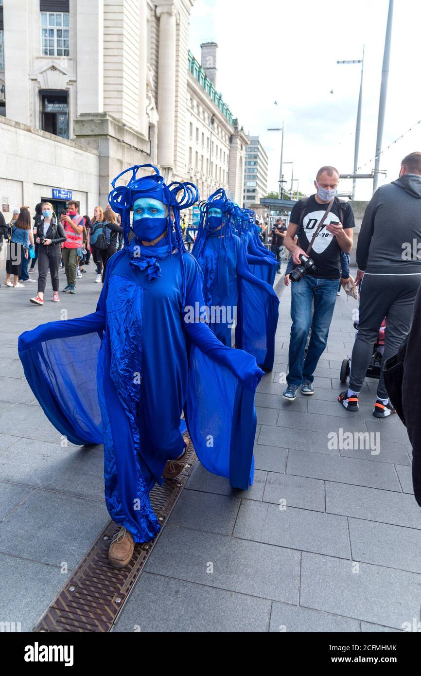 I manifestanti indossano abiti blu per rappresentare l'oceano durante la dimostrazione.i gruppi di Extinction Rebellion Marine, Ocean Rebellion, ‘sestinzione della vita marina e la ribellione animale hanno marciato a Londra in una «marcia del dolore socialmente distanziata» per chiedere protezione agli oceani e per protestare contro l’inazione governativa globale per salvare i mari a causa del crollo del clima e dell’interferenza umana; e la perdita di vite, case e mezzi di sussistenza a causa dell'aumento del livello del mare. Foto Stock